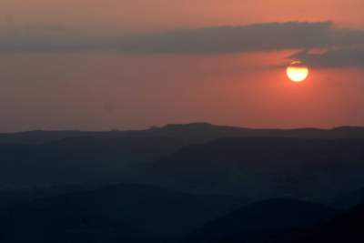During the day the park authorities had set some of its 'controlled' fires which by evening were going nicely producing lots of smoke and some very hot flare ups close to the road. It produced a very red sunset over the hills.